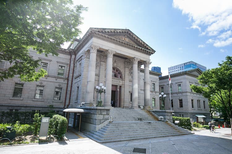 神々しい建物。これが図書館という贅沢さ