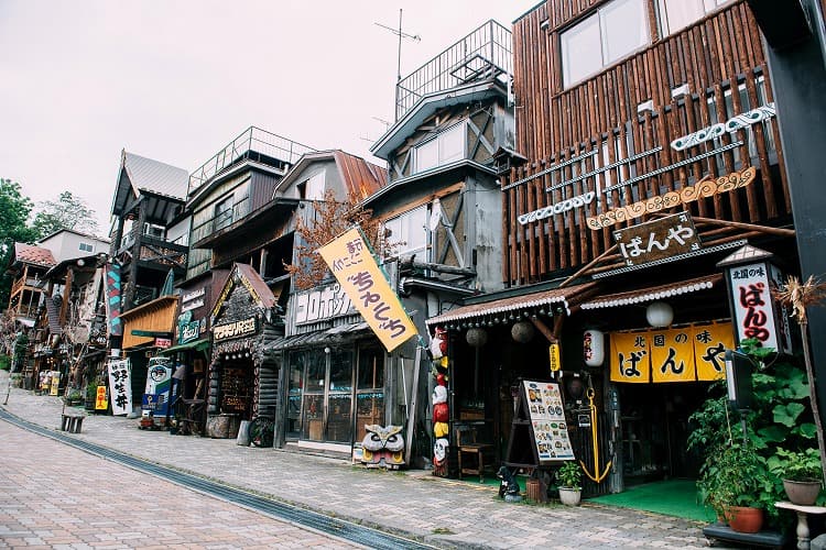 アイヌの民芸品店や飲食店