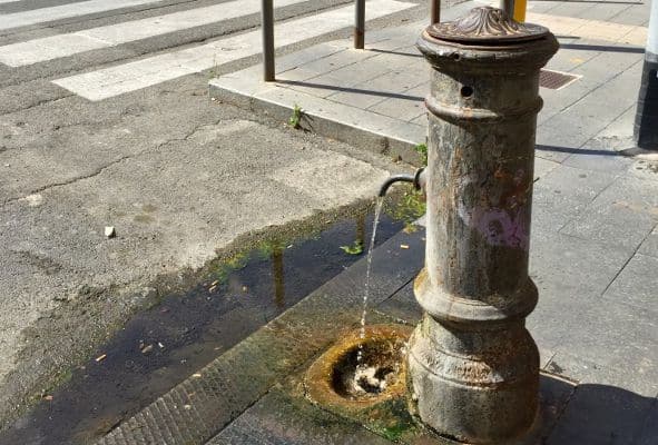 道端にある噴水や出っ放しの水は、飲める！？
