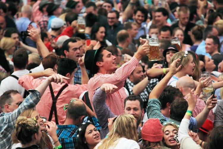 オクトーバーフェスト最大の1万人収容できるビールテント「ホフブロイ」へ
