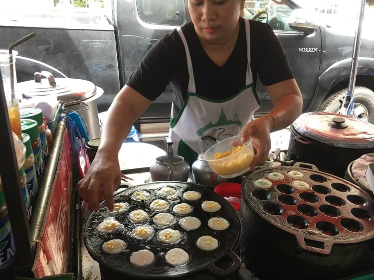 2. まろやかな甘さのたこ焼き風スイーツ、カノムクロック