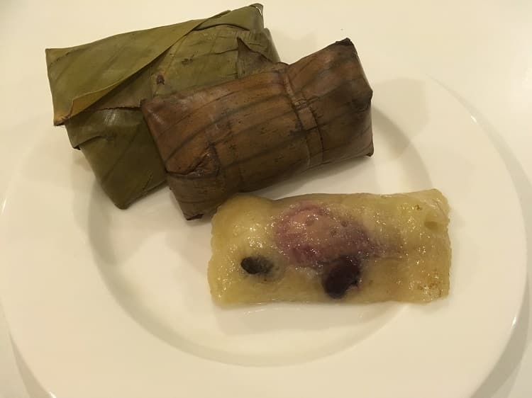 7. バナナの葉にくるまれたシンプルなもち米菓子、カオトム