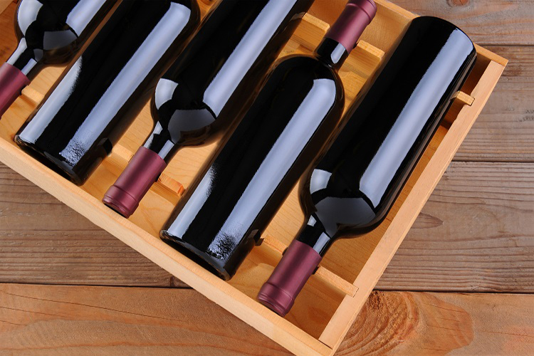 ワイン、ジャムなどボトルもののパッキング術：縦にしてスーツケースの端に入れる