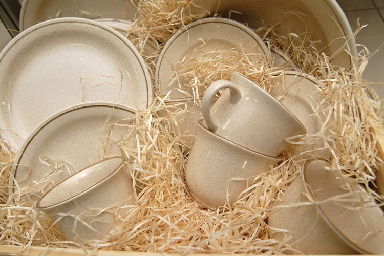 お皿や置物など陶器・ガラス類のパッキング術：梱包（こんぽう）して手荷物が基本！