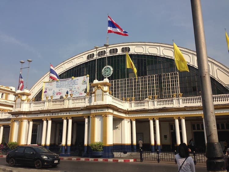 1.フアランポーン駅に向かう