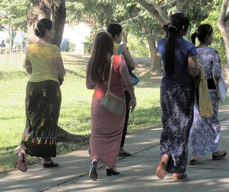 民族衣装のロンジー(腰布)を纏った女性たち