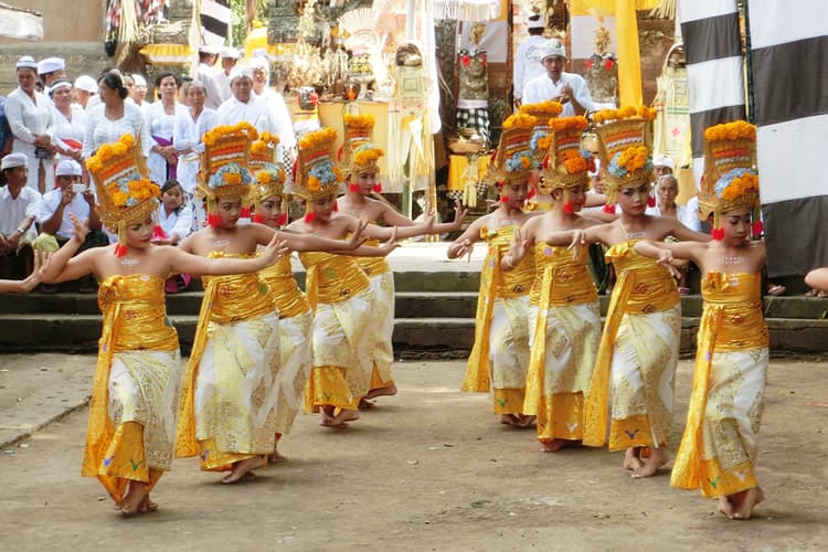 ルジャン舞踊（Rejang Dance）