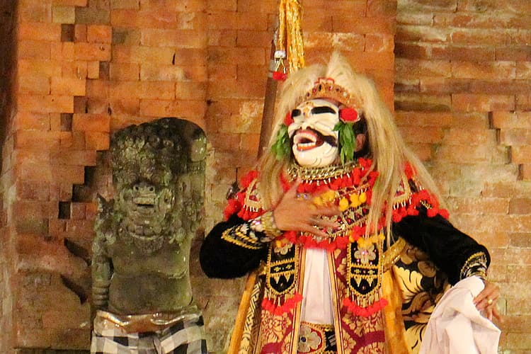 トペン仮面舞踊（the Topeng Mask Dance）