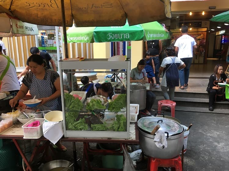 オススメの屋台は、BTSスラサック駅のすぐ近くにあるおかゆ屋台。