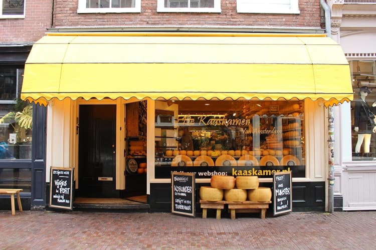 チーズ専門店でオランダ産のチーズを購入