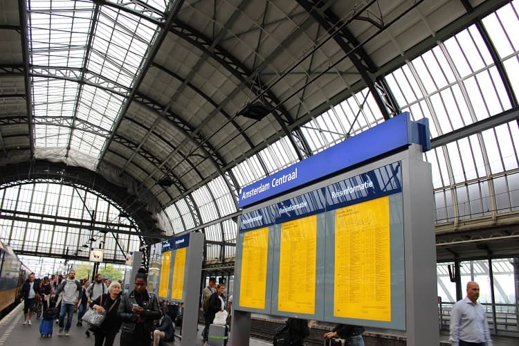 アムステルダム駅から移動、またはアムステルダム泊