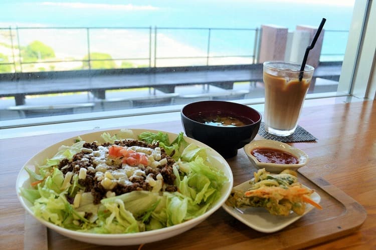 レストラン「せーふぁキッチン」のタコライス