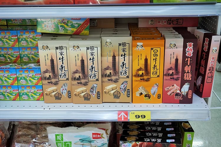 家樂福のお菓子コーナー