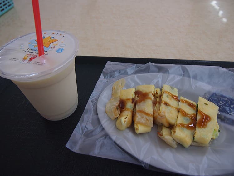 豆漿（豆乳/どうじゃん）と蛋餅（台湾風クレープ/だんぴん）