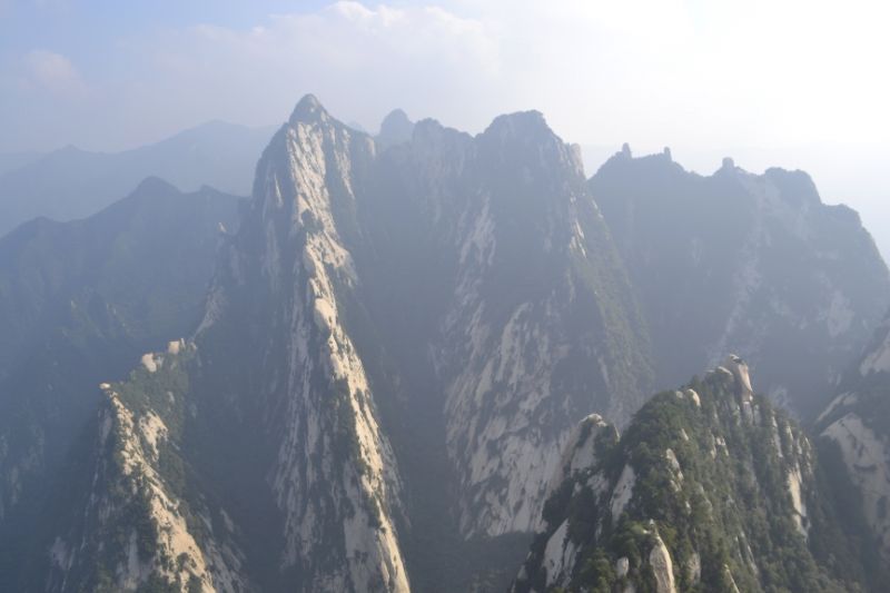 中国一危険な登山道!?　命がけの険しすぎる山「華山」に登ってみた
