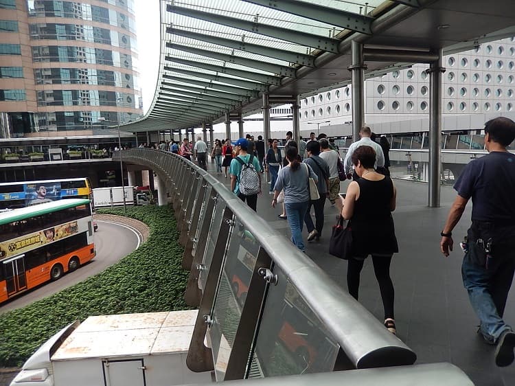 MTRのセントラル駅の出口はA歩道橋