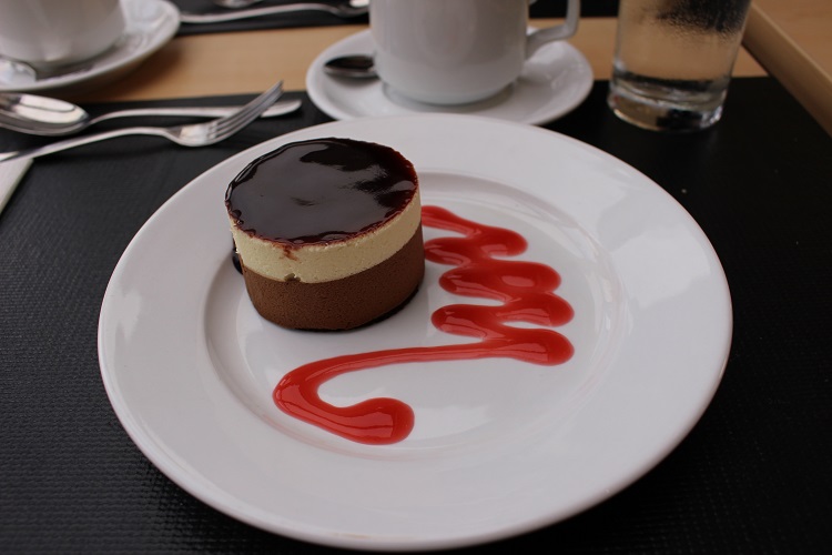 デザートはチョコレートケーキのラズベリーソース添え。