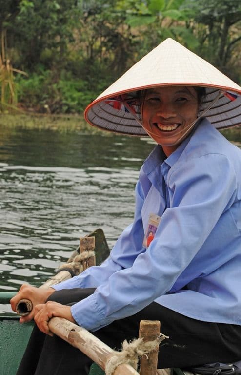 女性船頭さんが案内するのどかな景勝地