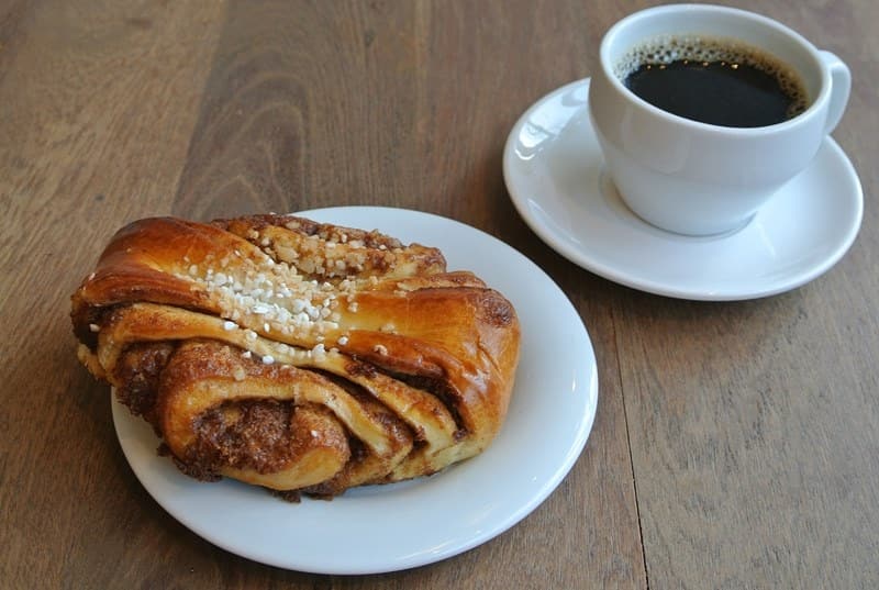 老舗パン屋「カンニストン・レイポモ」で焼きたてを頬張る