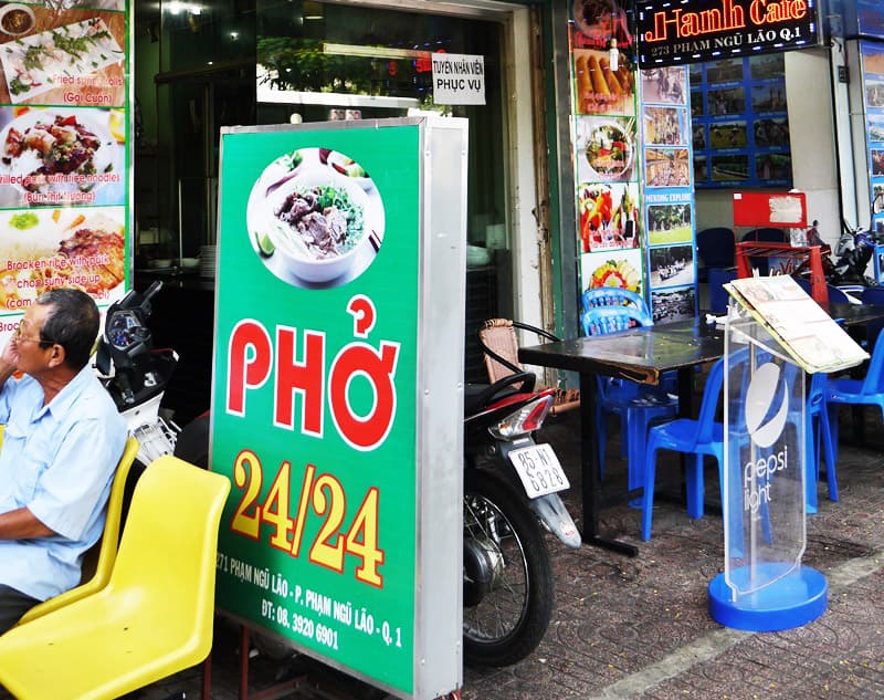 バックパッカー街ファングーラオ通りのローカル店「PHO 24」