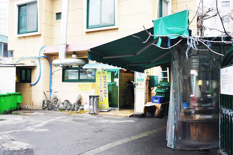 創業40年の歴史ある人気店「ペ・ジョングアン東莱参鶏湯」