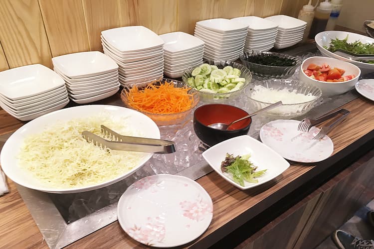 サラダとご飯と辛子明太子が食べ放題