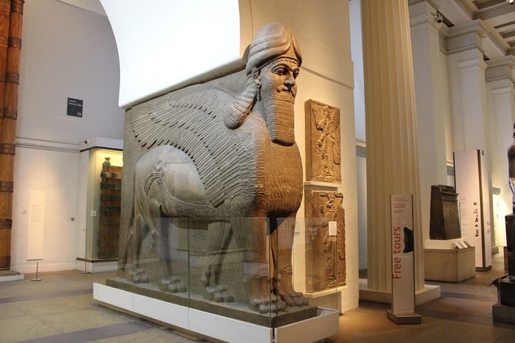 アッシリアの守護獣神像（Assyrian gateway figures）展示室6