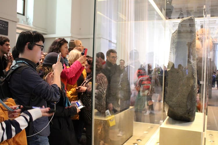 1. ロゼッタストーン（The Rosetta Stone）展示室4