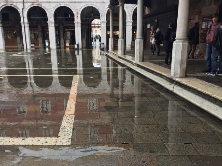 水の都が「水没の都」に!?　ヴェネツィアの街が水浸するアックア・アルタ体験レポ