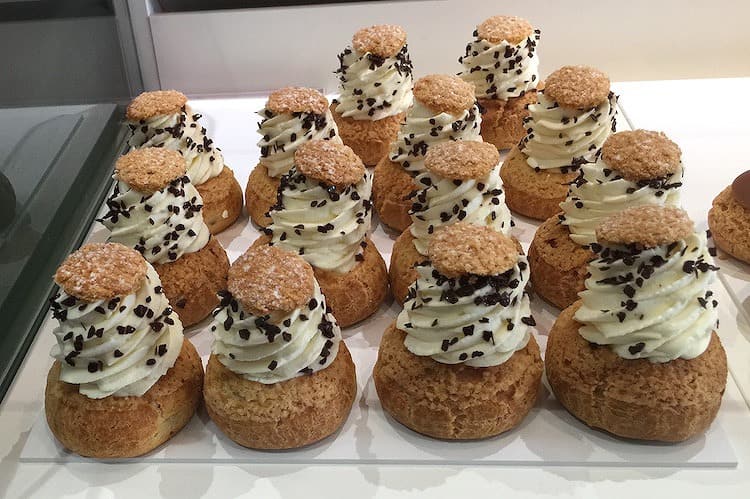 「ポペリーニ」のシュークリーム