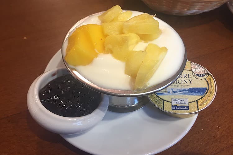 朝食セットのヨーグルト