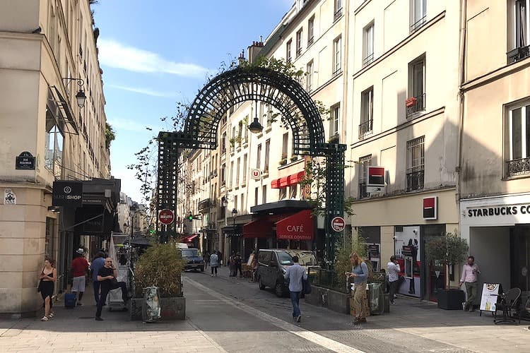 モントルグイユ通り(Rue Montorgueil)の緑のアーチ