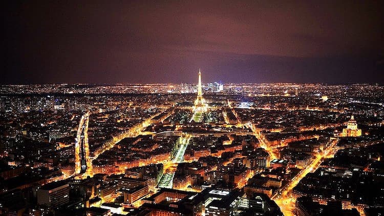 夜のパリ 夜のトリトンライトアップ 今月は緑でした！🟢 #フェアレディZ