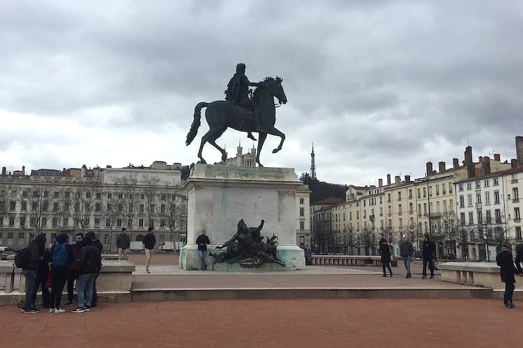 街の中心地にある、「ベルクール広場(La place Bellecour)」へ