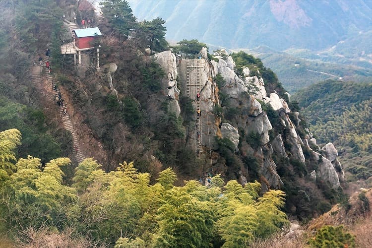 山肌に人がいる