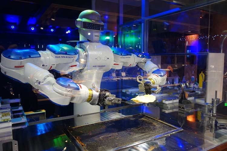 料理中のロボット