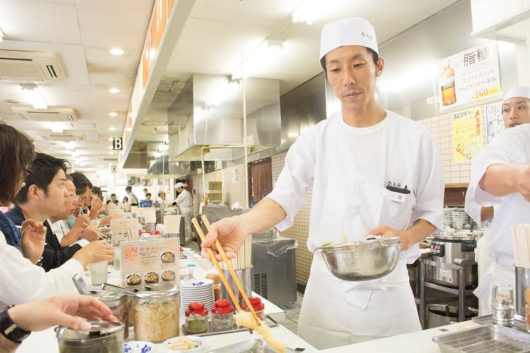 天麩羅処ひらおの職人さん