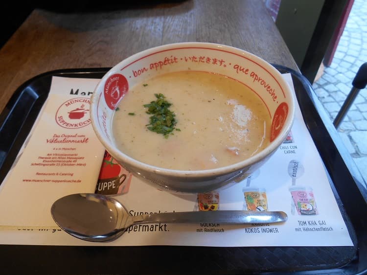 Altbayrische kartoffelsuppe mit Wiener（アルトバイリッシェカトーフェルズッペミットヴィーナー）