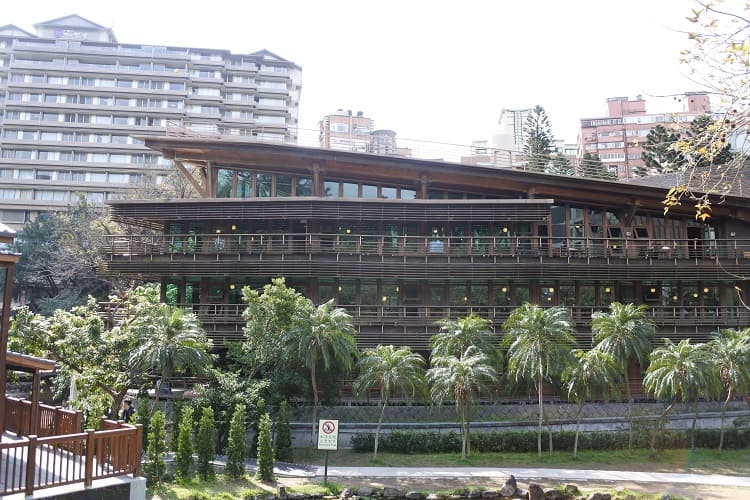 台北市立圖書館北投分館(タイペイスーリートゥシューグァンベイトウフェングァン)