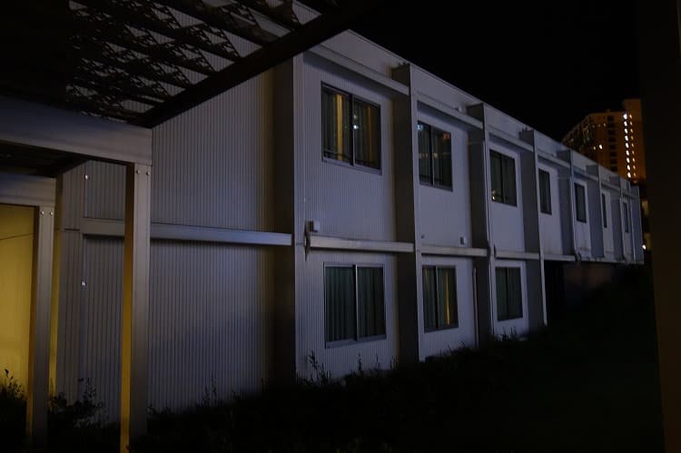 夜の外観