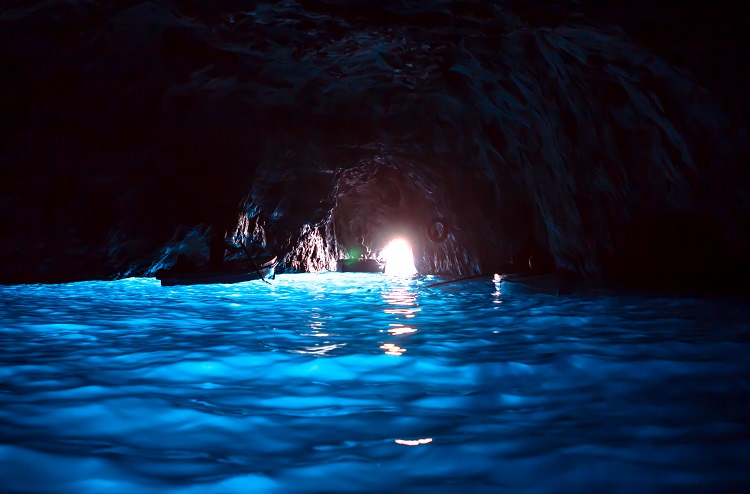 イタリアを代表する絶景、青の洞窟