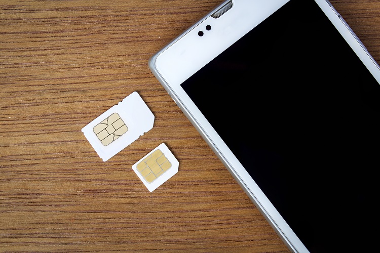 海外旅行の必須アイテム、SIMカードはどこで手に入れる？