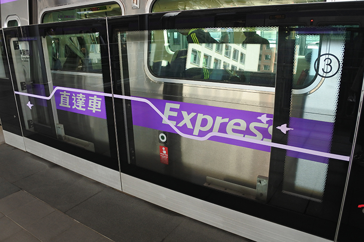 車体に紫色のラインの「直達車(Express)」