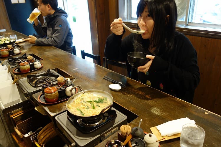 もつ鍋を食べる女性