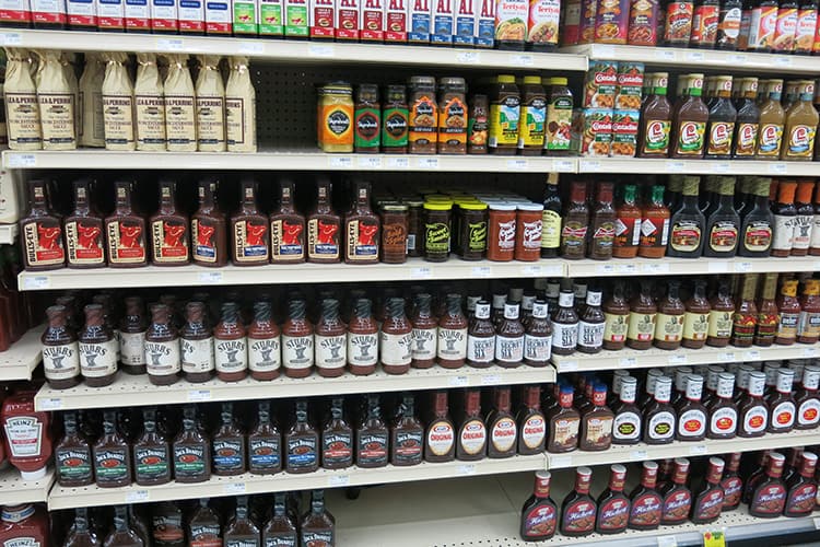 続いて、調味料のコーナーへ。見てください！ずらりと並ぶバーベキューソース。