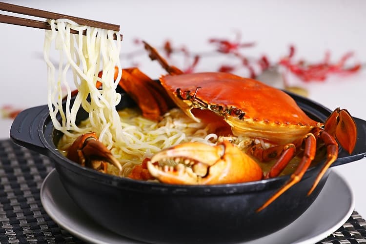 カニがまるごと入った豪華なクラブビーフンも人気！