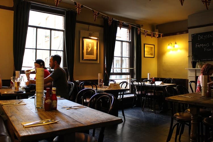 ラム・アンド・フラッグ（Lamb and Flag）　店内