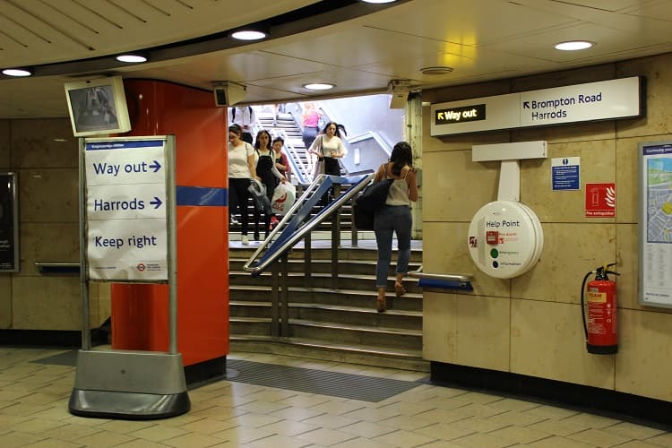 地下鉄ピカデリー線（Piccadilly Line）のナイツブリッジ（Knightsbridge）駅