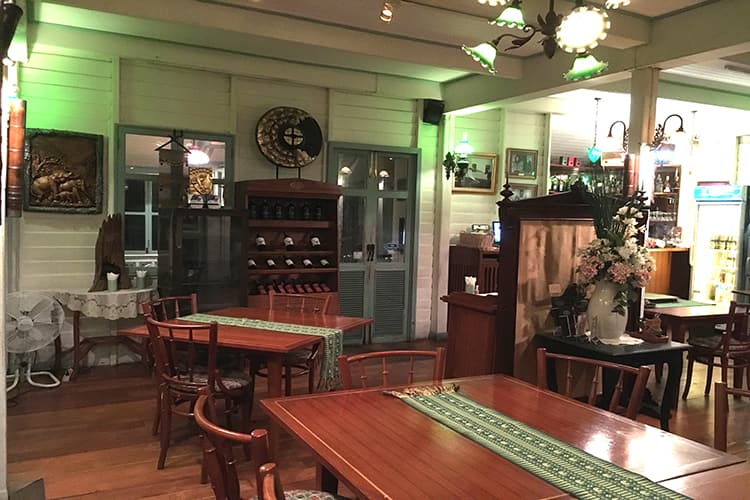 イサーン料理をオシャレに味わう カフェ・デ・ラオ