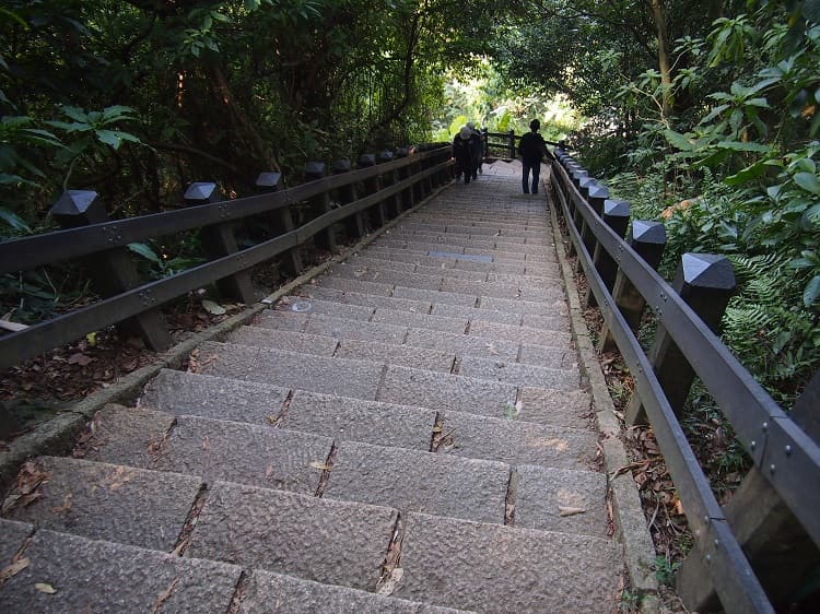 象山登山は片道1時間ほどの階段が続きます。